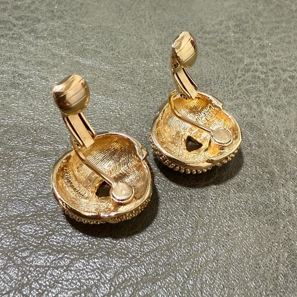 NOS Vintage Avon Textured Gold Tone Clip On Earrings - Picture 5 of 5